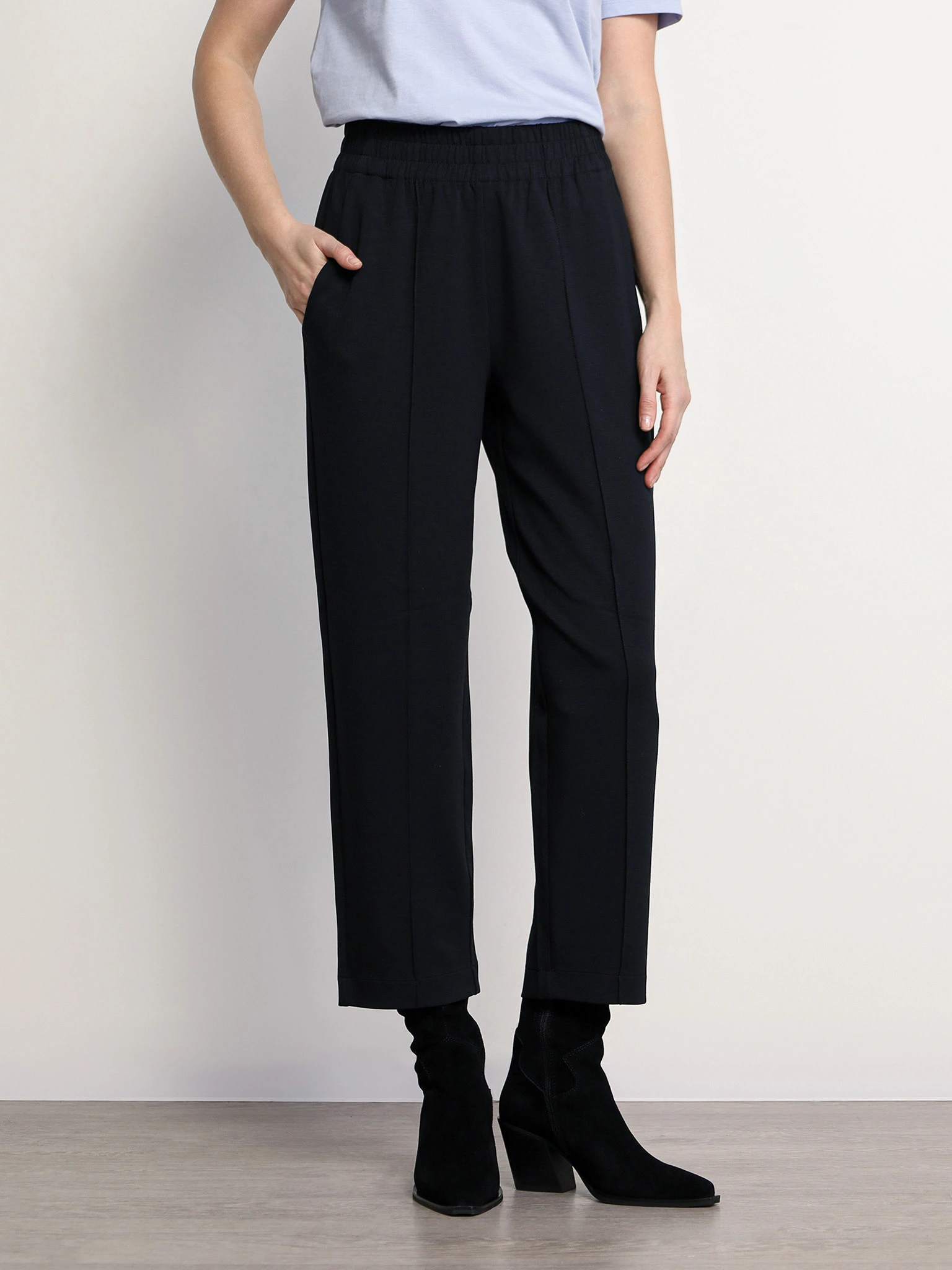 Брюки трикотажные черного цвета прямого кроя